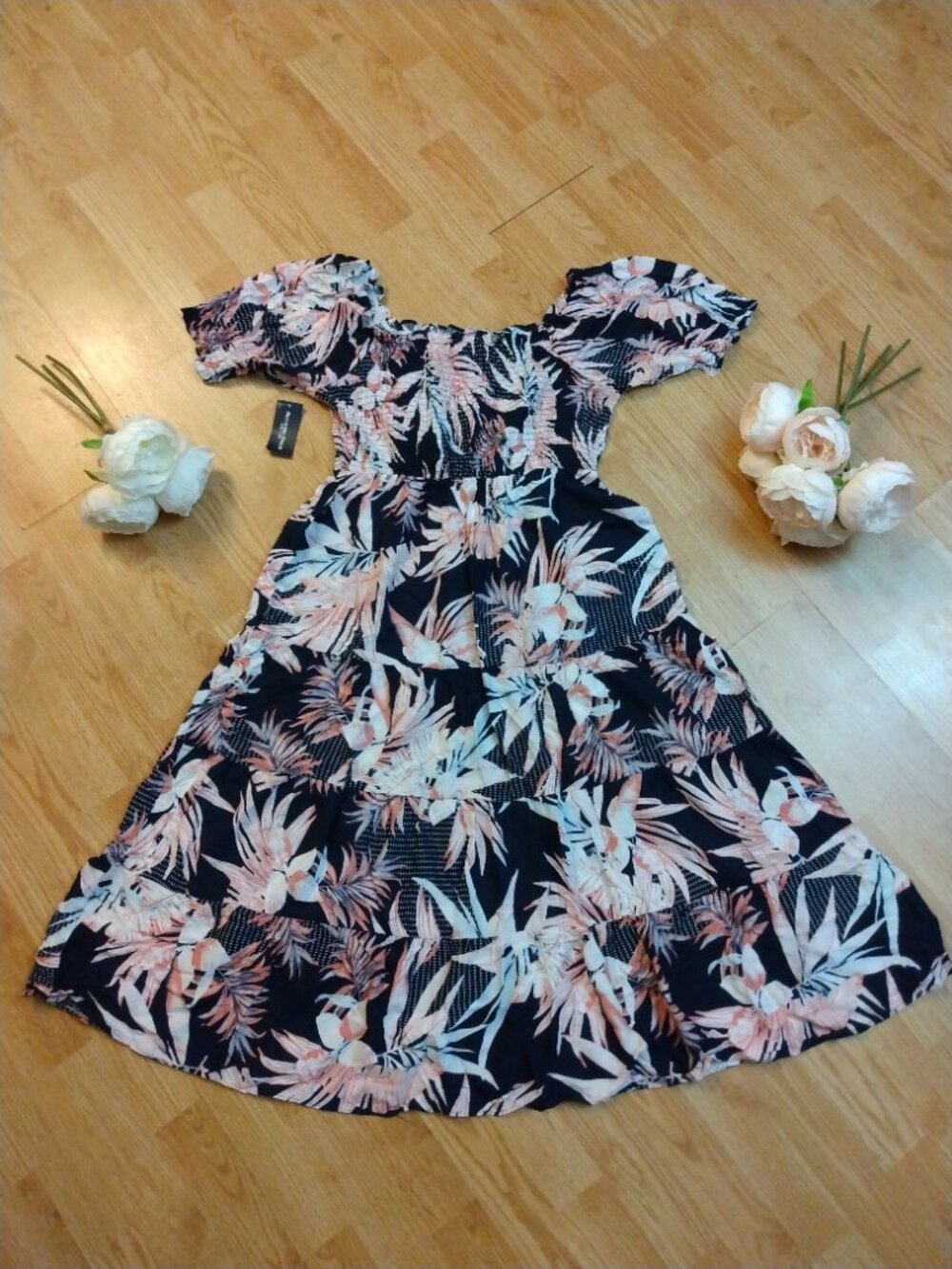 The most beautiful lightweight maxi dress in a stunning floral print. Size med.